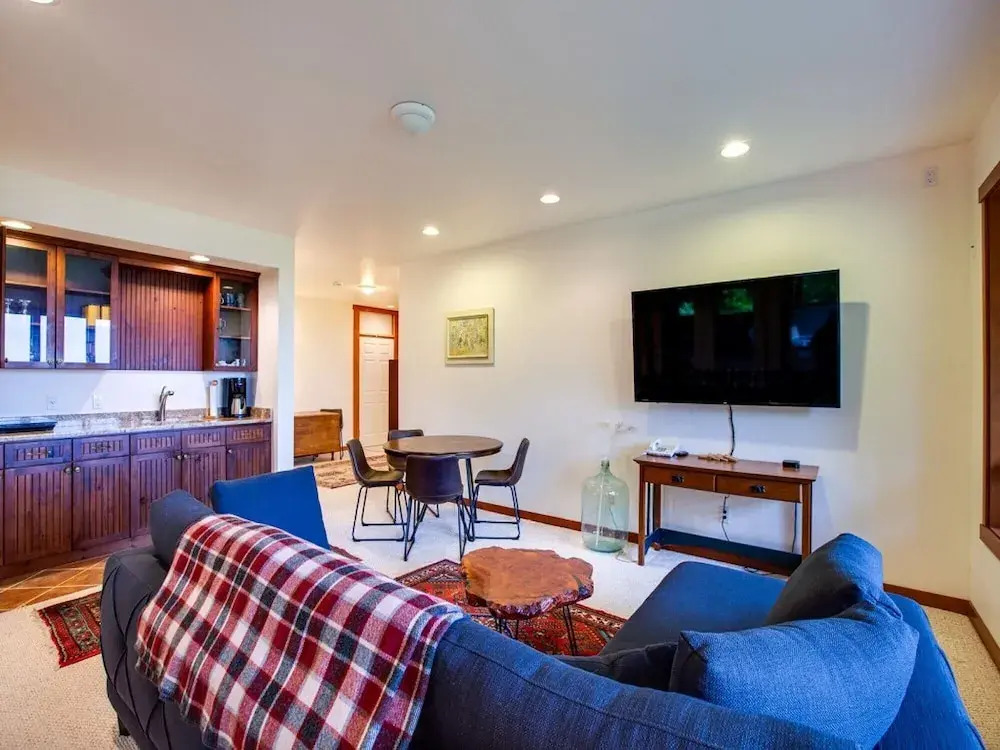 Mt. Baker Lodging Ensuite 15 (Sleeps 6)