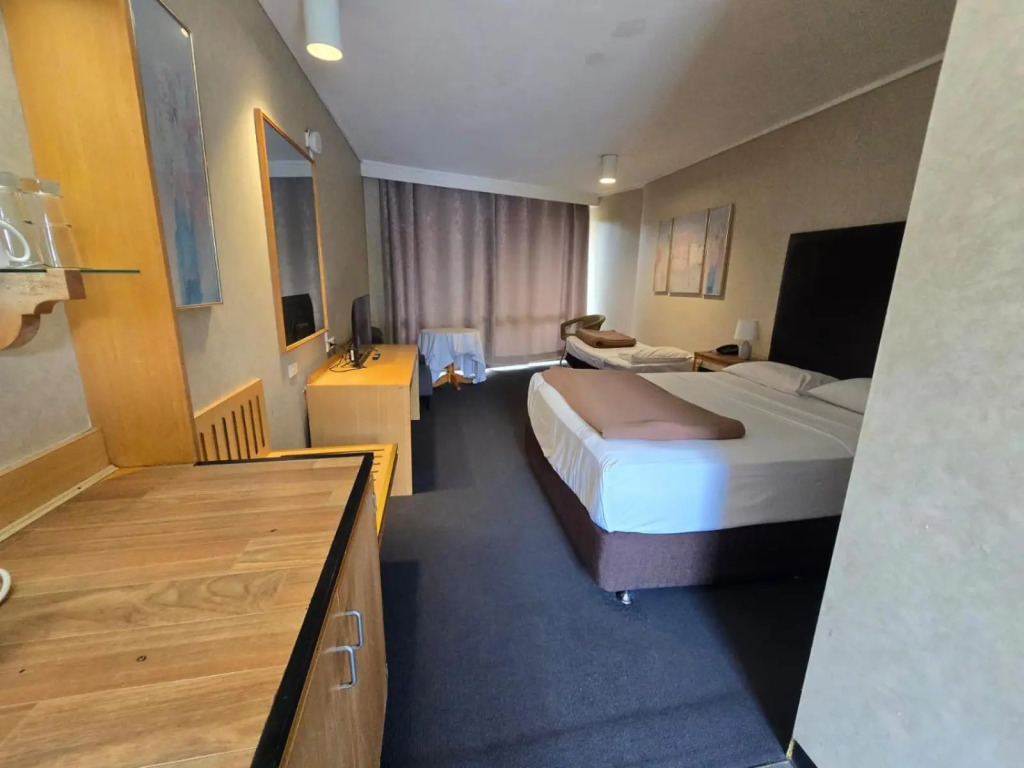 Sandown Regency Hotel & Apartments