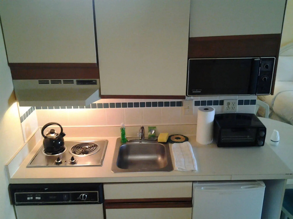 Kitchenette Condos Universal by Amerom