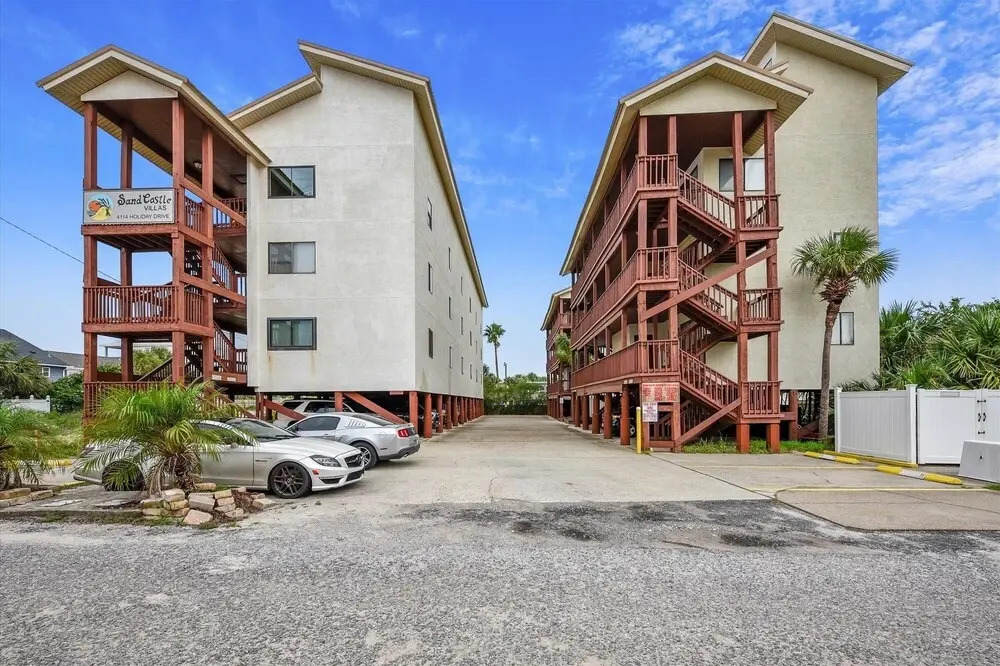 Cozy Holiday Hideaway, Sleeps 4! Steps To The Beach! Renovated 2021 Condo by RedAwning