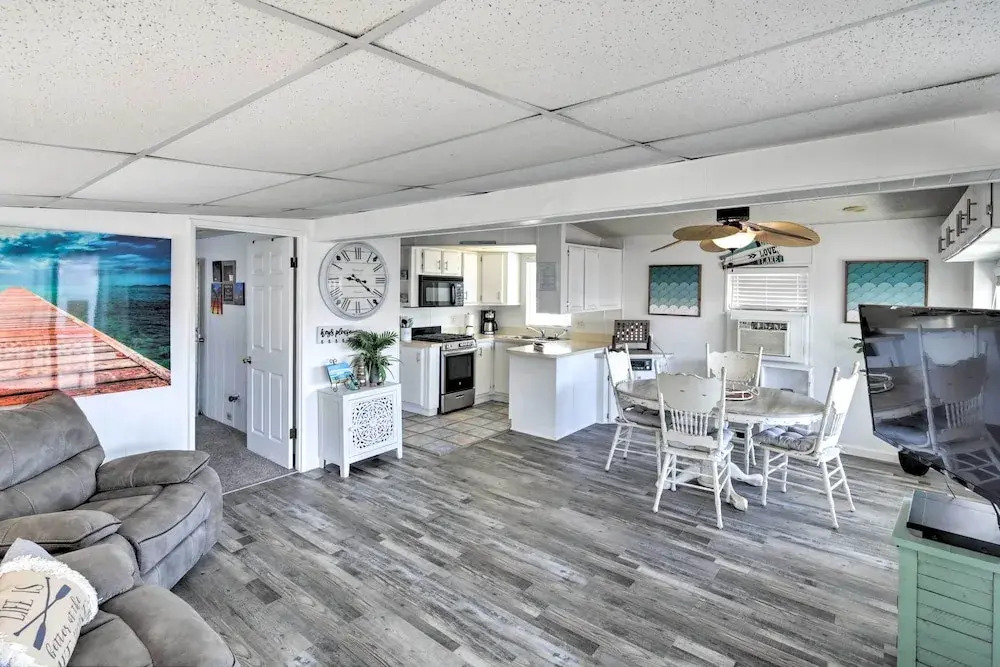 Lake Havasu Home w/ Resort Perks, Walk to Lake