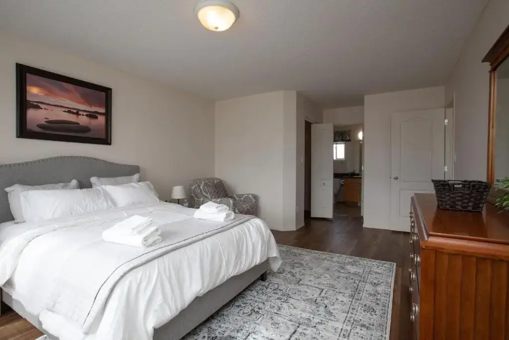 Elegant 4 Bedroom on Comdale