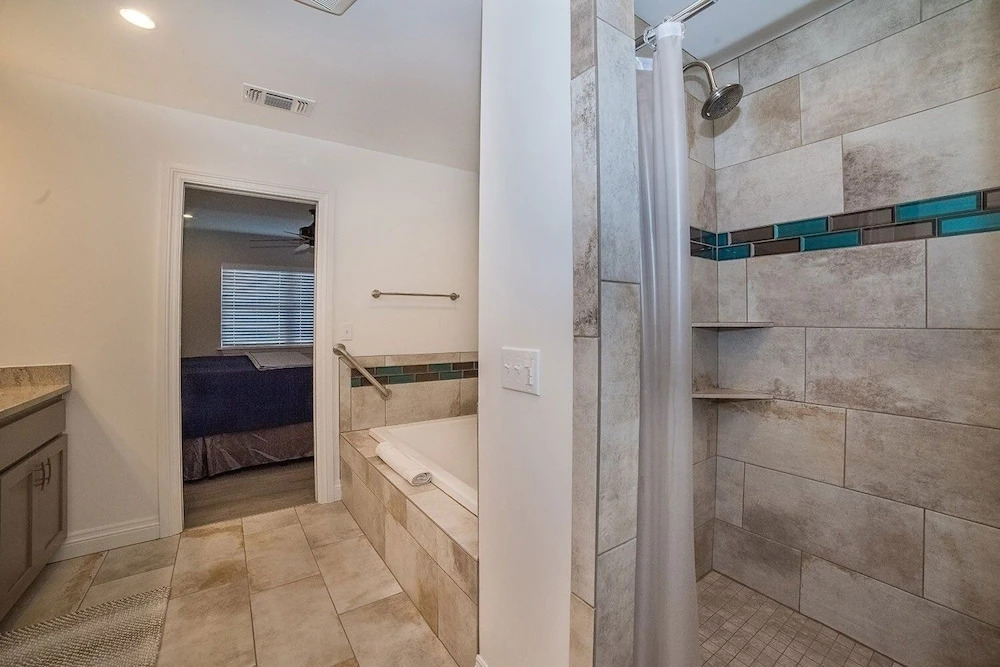 Anchorage Haus 3 Bedroom Home by RedAwning