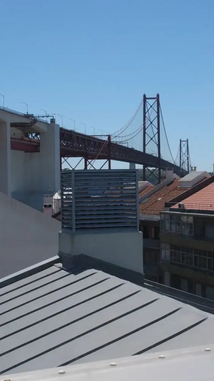 Quiet and Sunny central Lisbon apartment