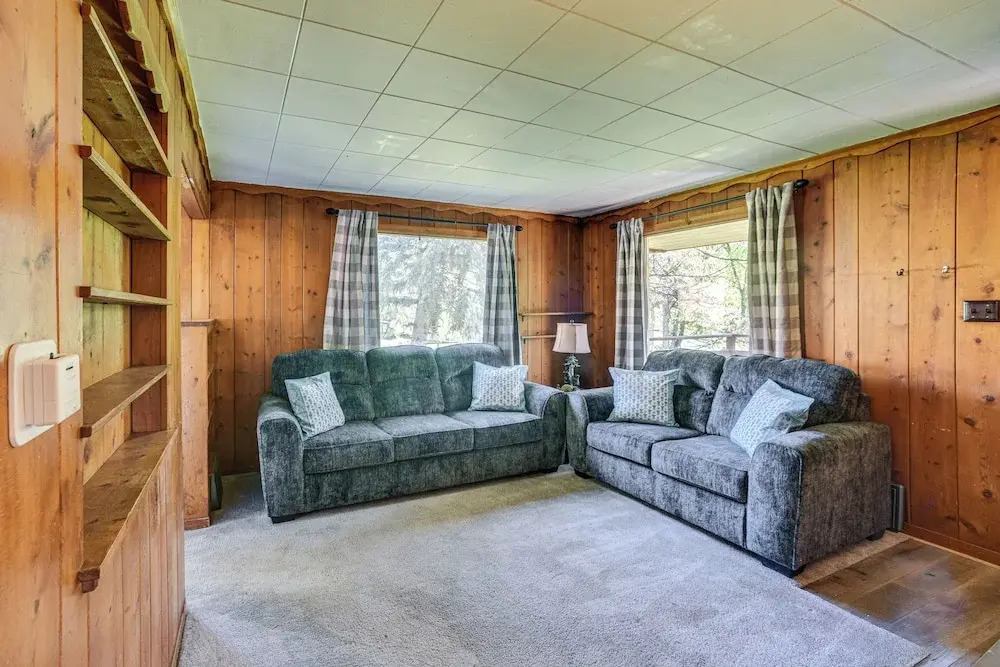 Dog Friendly: Cabin w/ Yard & Mtn Views in Cascade