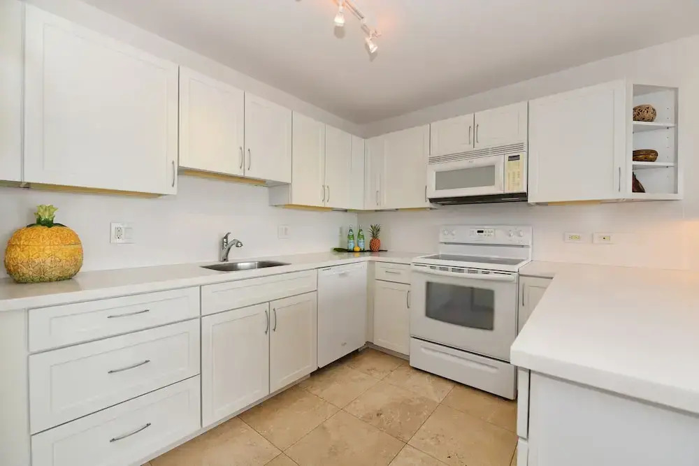 Lahaina Roads #205 1 Bedroom Condo by Redawning