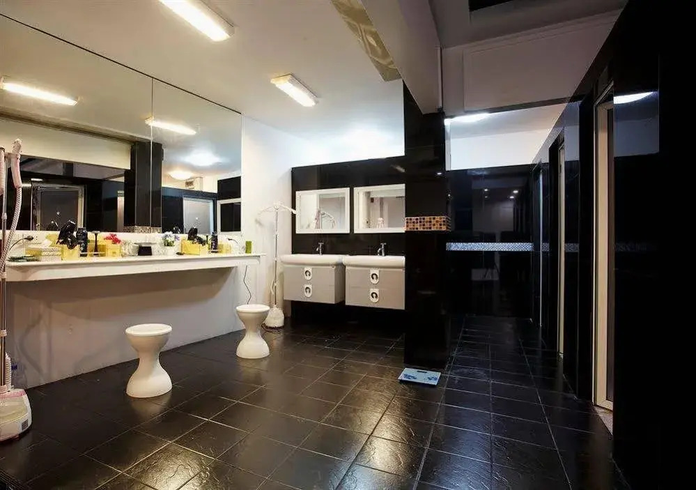 WhyNot Backpackers (Capsule Hostel)
