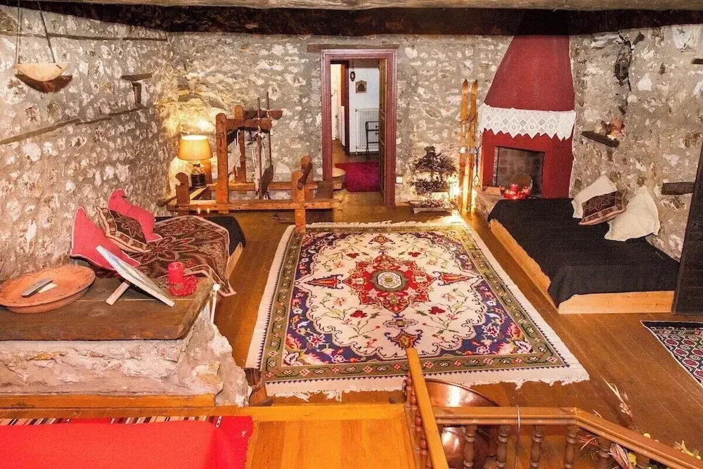 260m2 Unique Mountain House in Lilea Parnasos