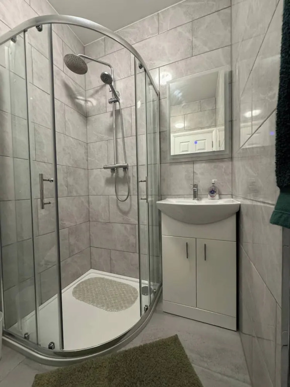 Charming Wallington Apartment With Hot Tub
