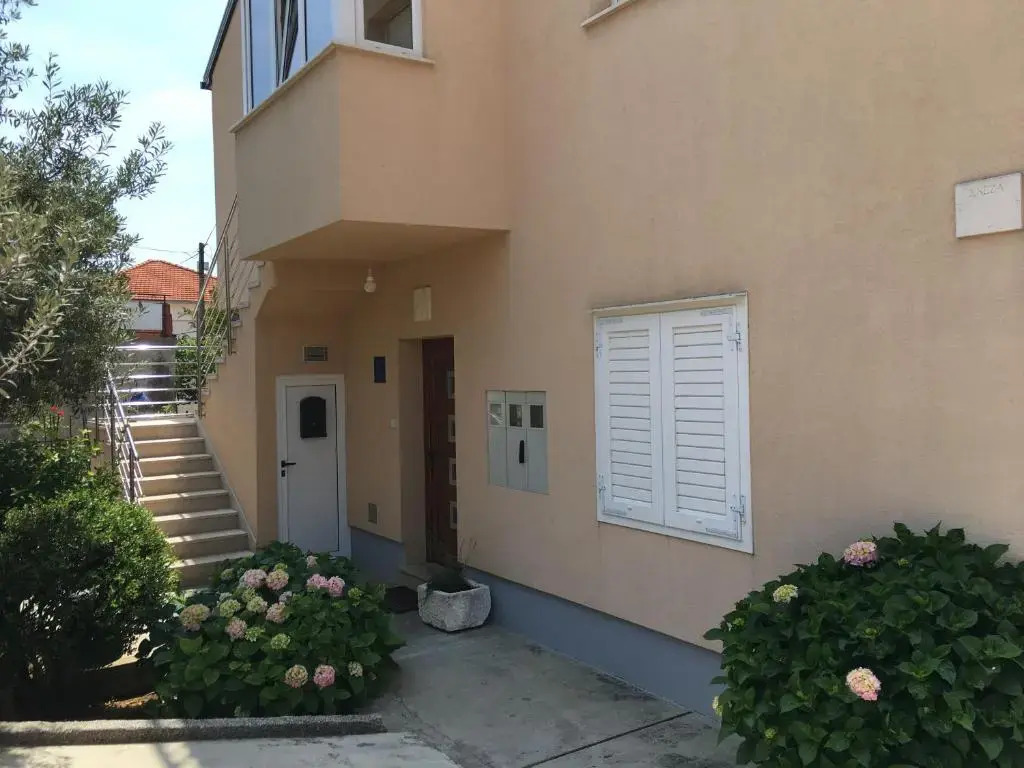 Longo apartment