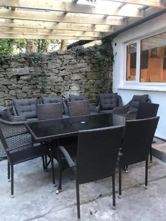 6 Eyre Square Lane