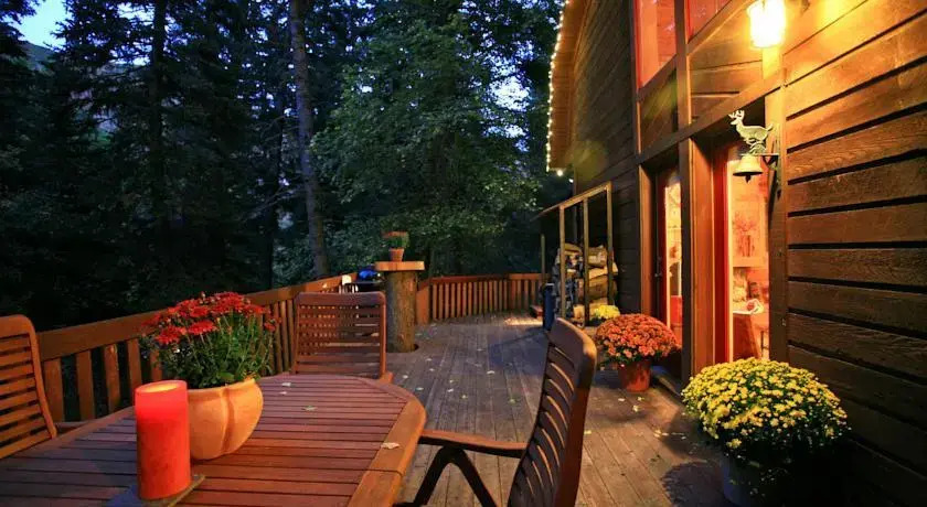 Creekside Cabin by Stewart Mountain Lodging