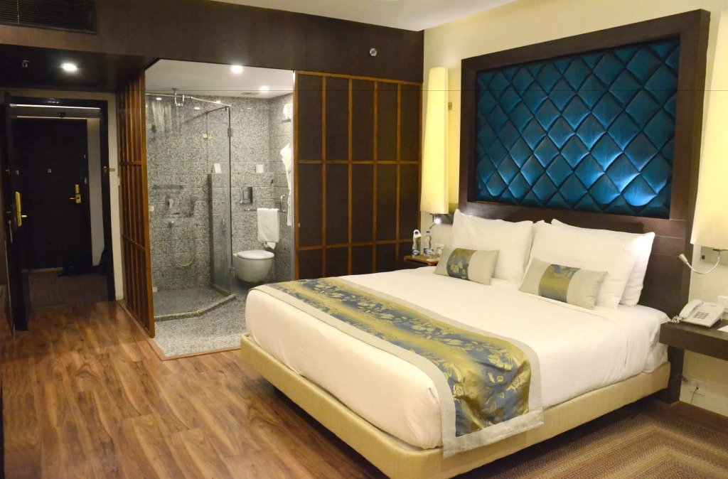 Clarks Avadh