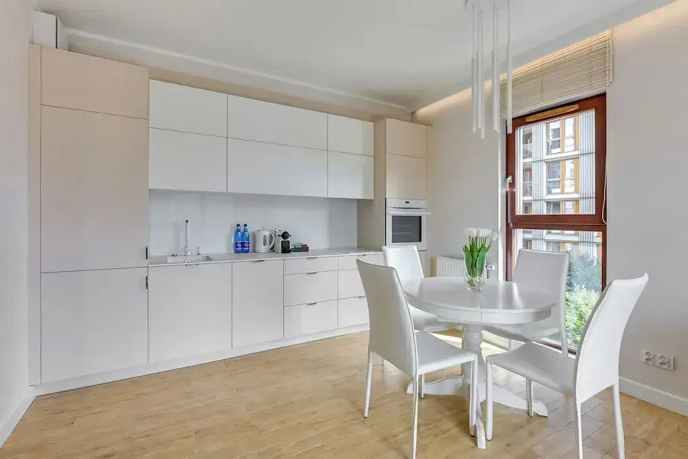 Aura III Apartments & Free Parking by Downtown Apartments
