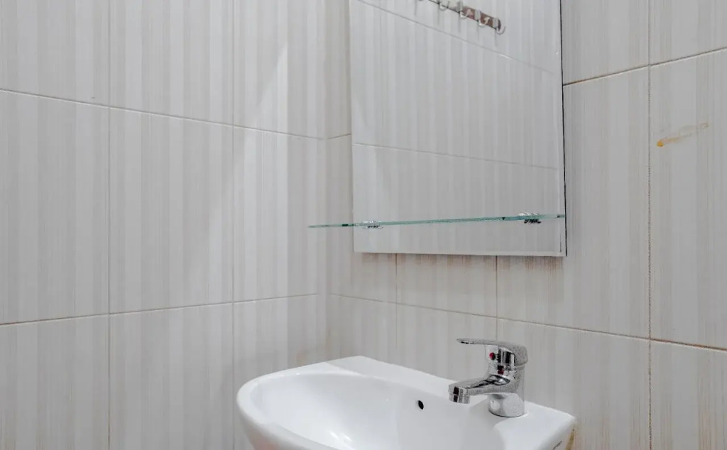 RedDoorz @ Jalan Biak Roxy Jakarta