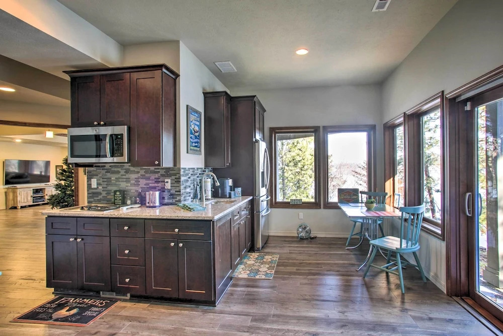 Luxurious Liberty Lake Hideaway w/ Hot Tub!