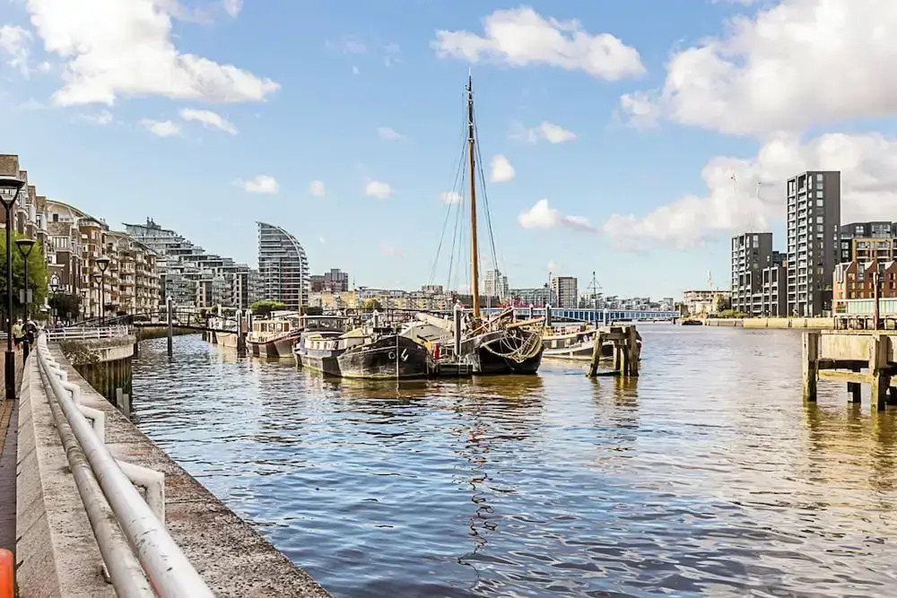 Luxurious 3-bed Sky-high Battersea Gem