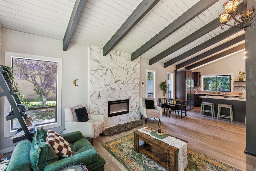 Modern Forest Escape, Near Lake Stevens & Hikes
