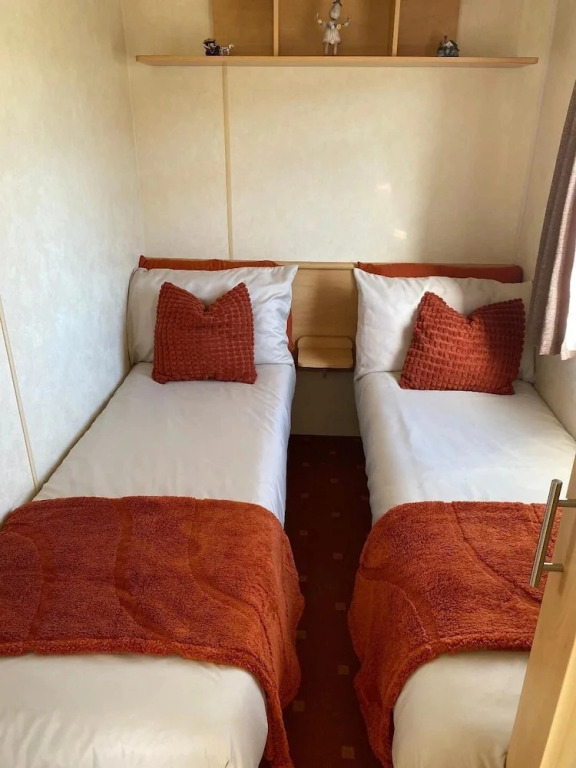 Caravan Sleeps 8 With Parking and Patio