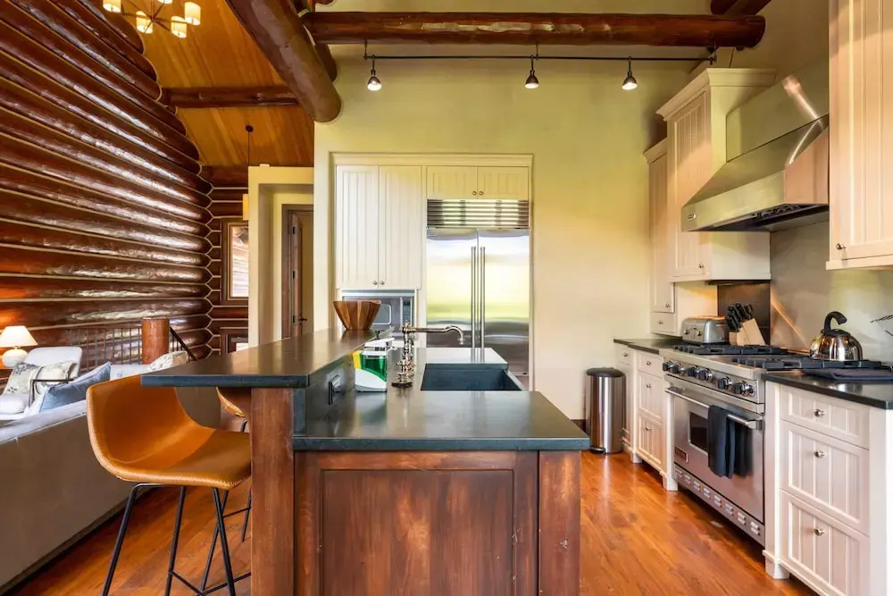 Townhome on the Creek 135 by Avantstay Ski In/ Ski Out Home w/ Hot Tub