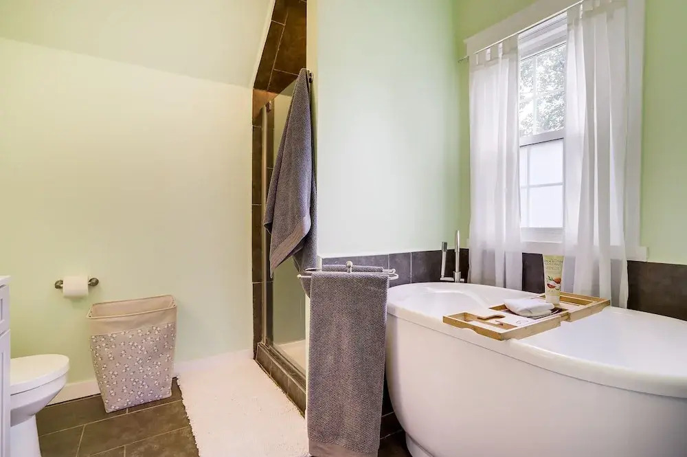 Charming South Bend Retreat ~ 1 Mi to Notre Dame!