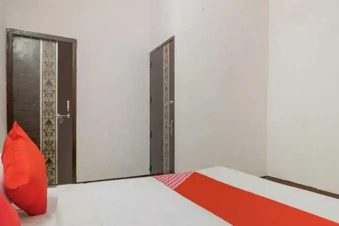 POP 89621 Hotel Yuvraj Place