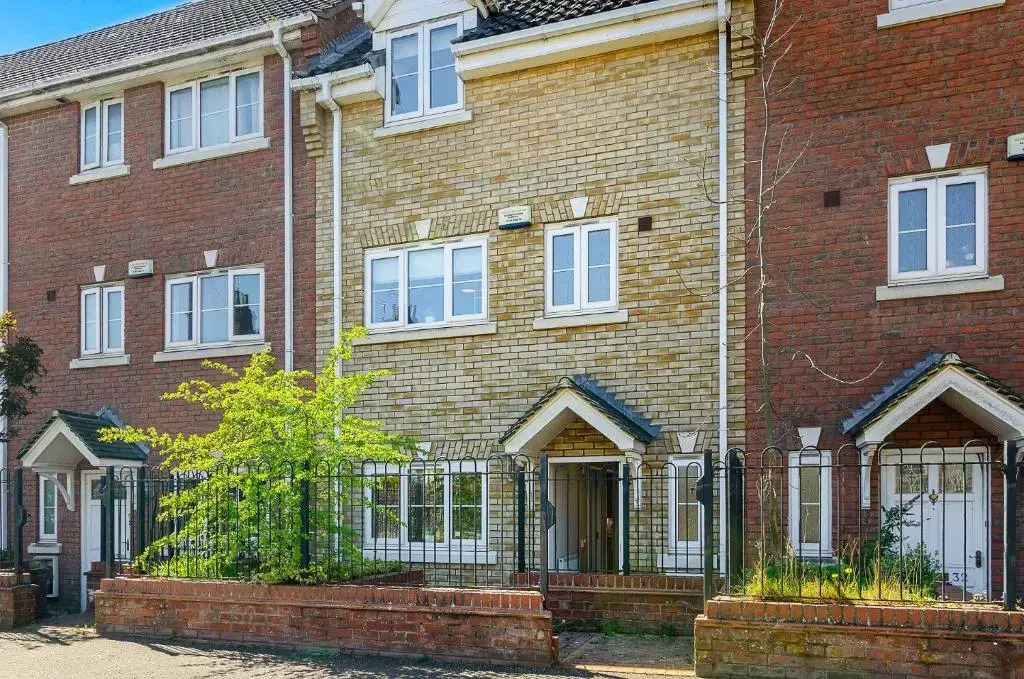 Central Townhouse with Free 2 space Parking, fast 50Mbps Wifi and Netflix, also Full Kitchen Washer and dryer with Balcony