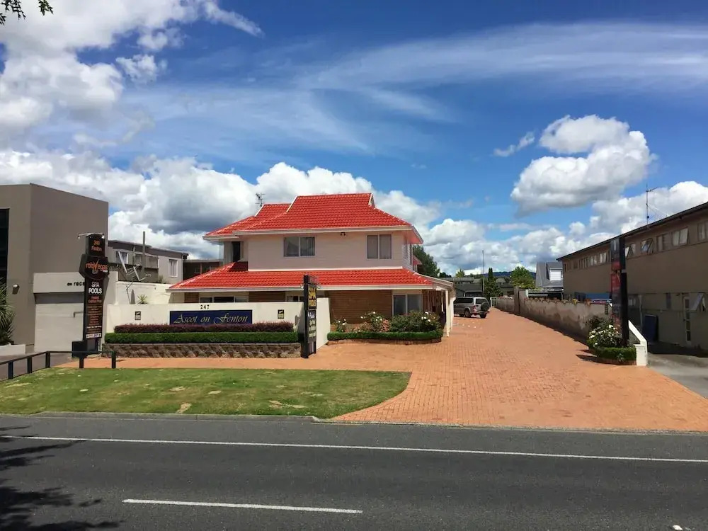 Ascot On Fenton