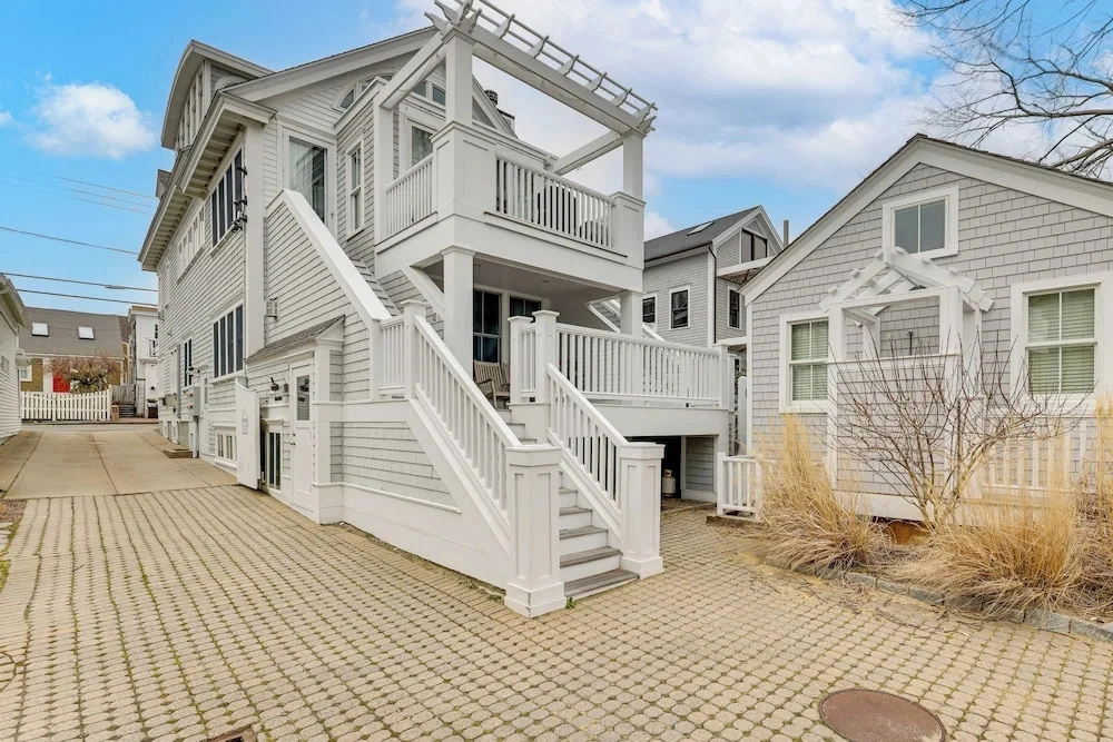 Couples Retreat on Commercial St! Walk to Beach