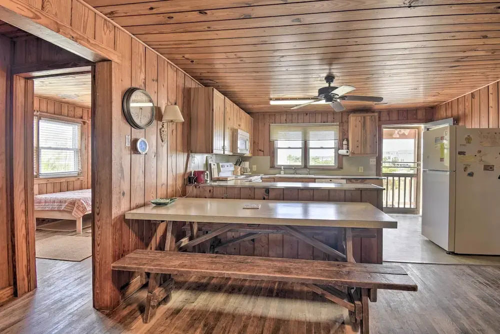 Rustic Beachfront Cottage w/ Deck & Boardwalk