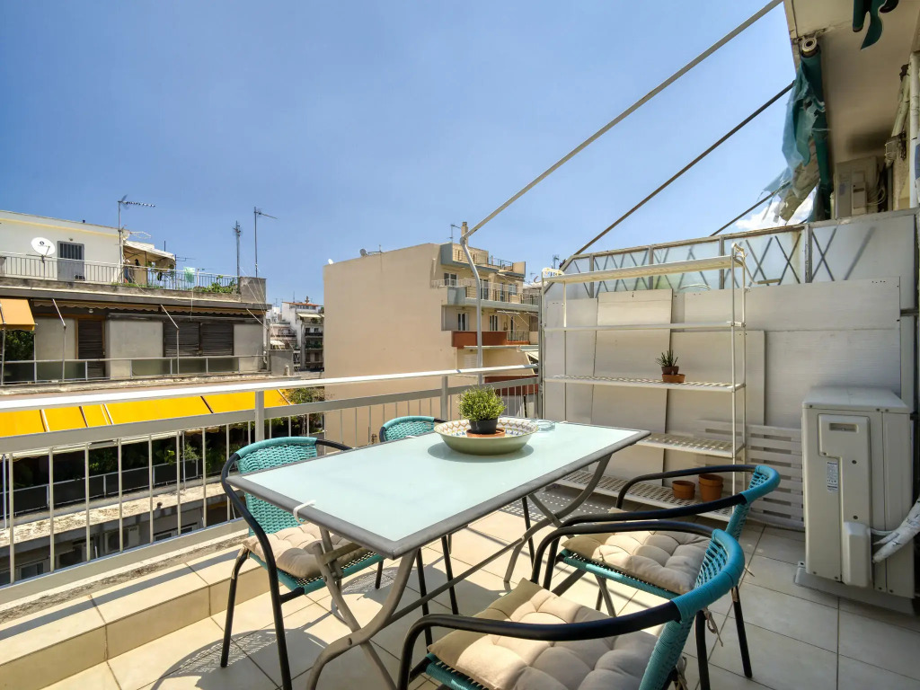 Snug apartment in Αθήνα with veranda