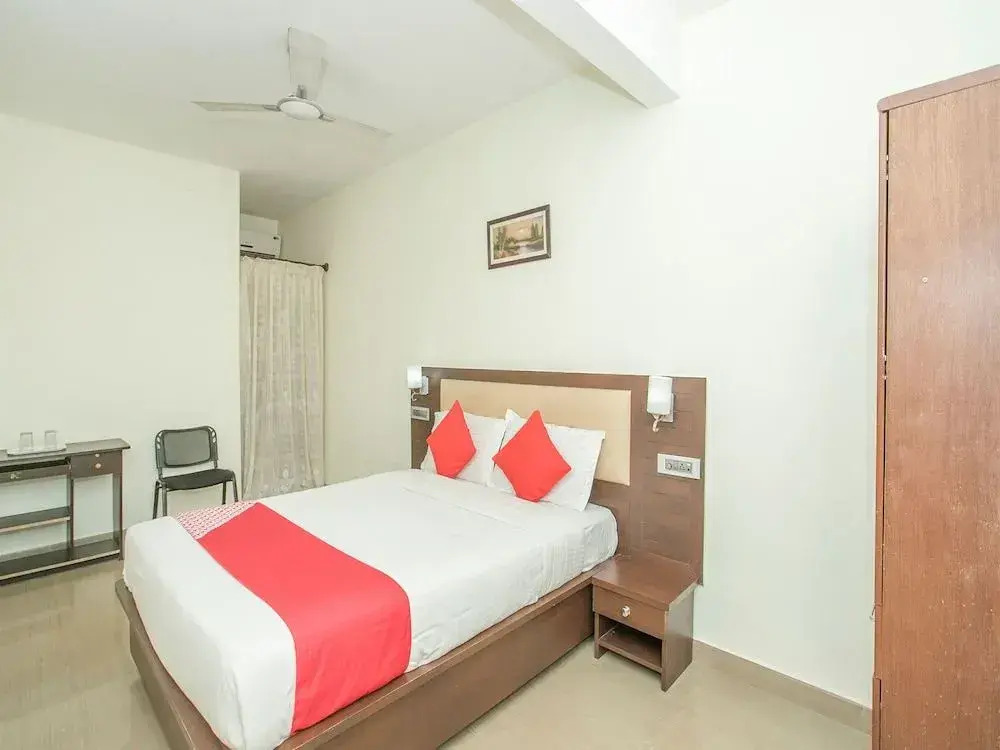 OYO 13170 Sky Suites