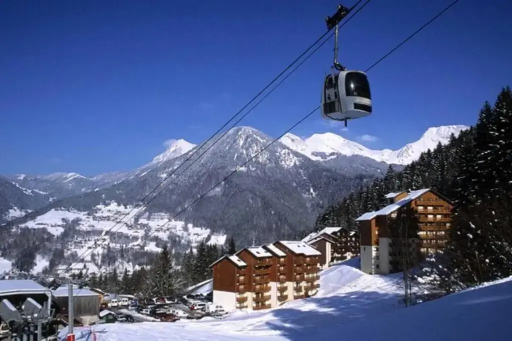 Au Pied des Pistes B31, Chaleureux studio 4 pers, vue sur la vallée imprenable avec WIFI, DRAPS NON COMPRIS