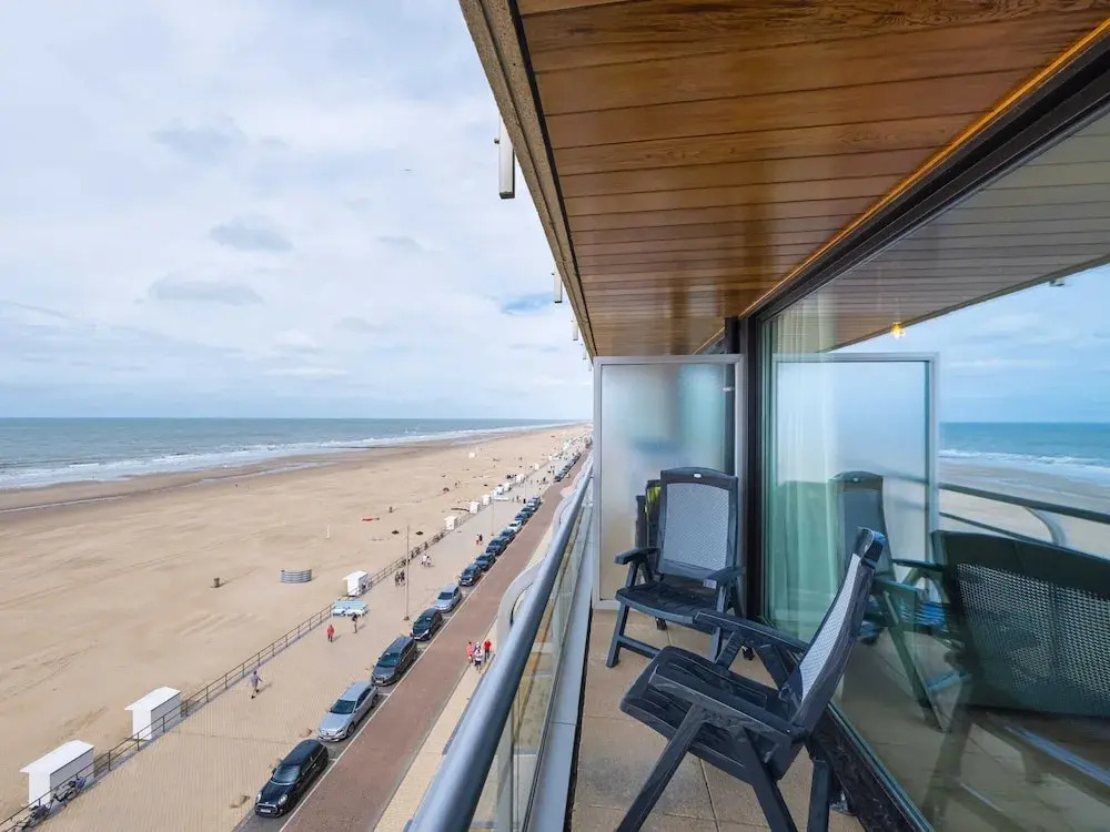 Modern studio with sea view and garage