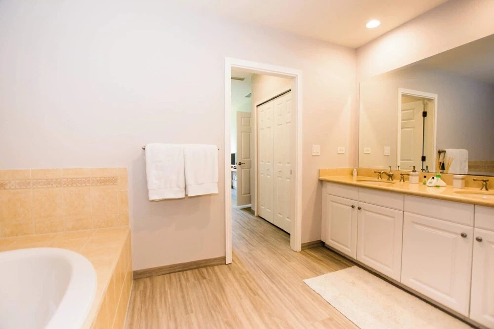 Chic Minimalist Condo with Swimming Pool, Hot Tub, and Beach Club Access