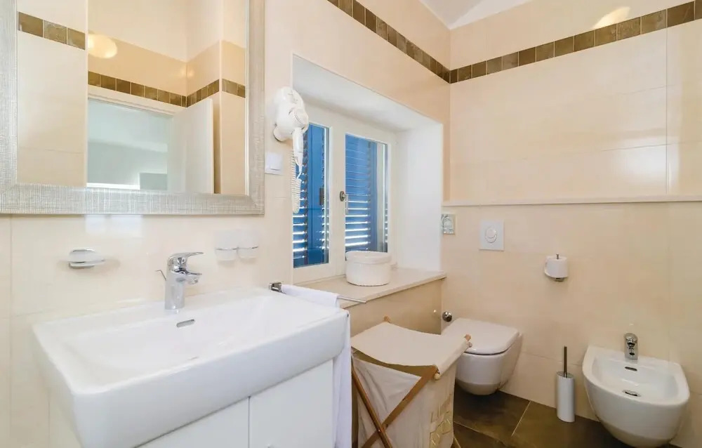 Nice Home in Brsecine With Wifi and 3 Bedrooms