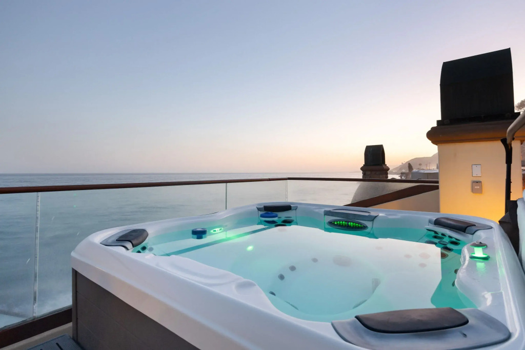 Malibu Beach House Bliss by AvantStay | Beachfront + Private Beach Access, Malibu