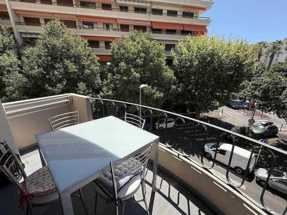2 BR Apartment in the Center of Cannes - 2305