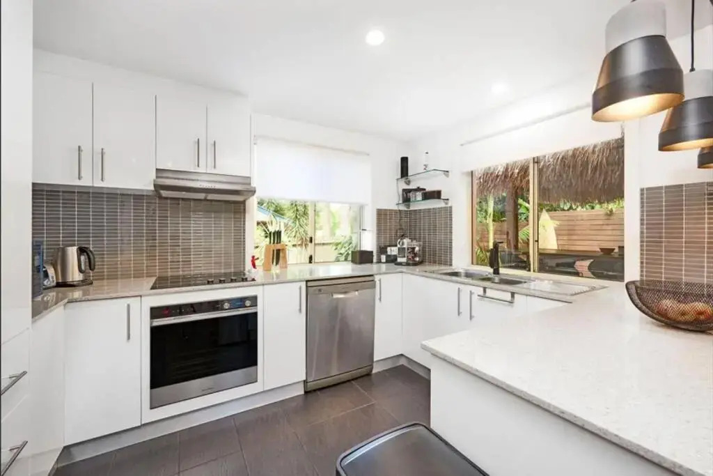 Whale House 8 - 6 Electra Close
