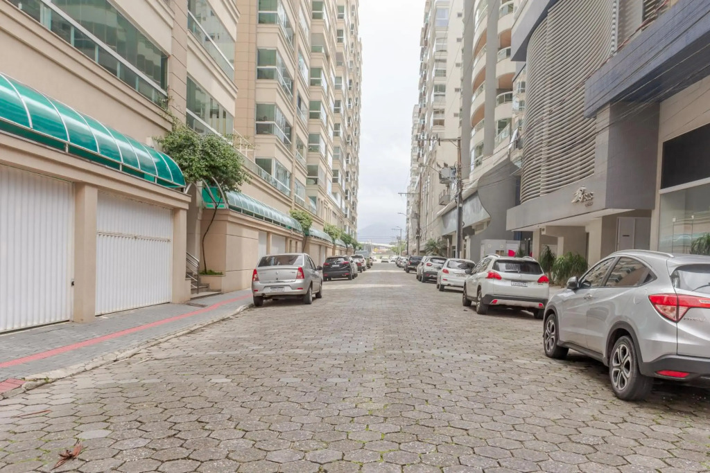 Apartamento de 3 quartos com banheira a 150 metros da praia em Itapema N1188