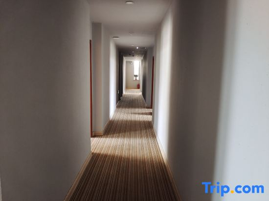 Jiyue Business Hotel (Yanji Peida Market Branch)