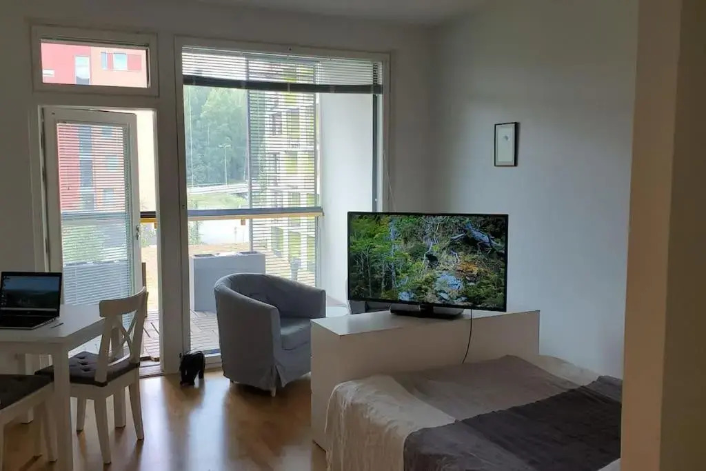Studio, 9 min walk to train+15 min city or airport