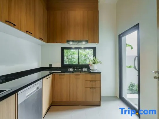 Niva Villa - Modern Private Pool with & Lake View near Phuket Town