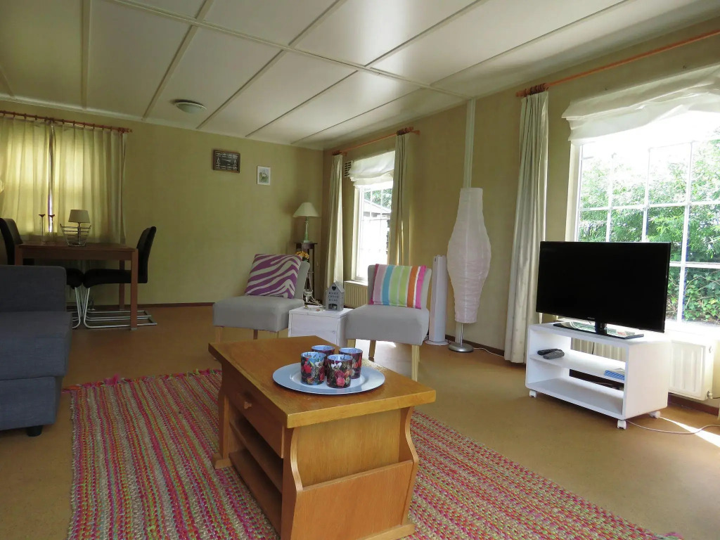 Detached chalet with nice terrace, near recreational lake