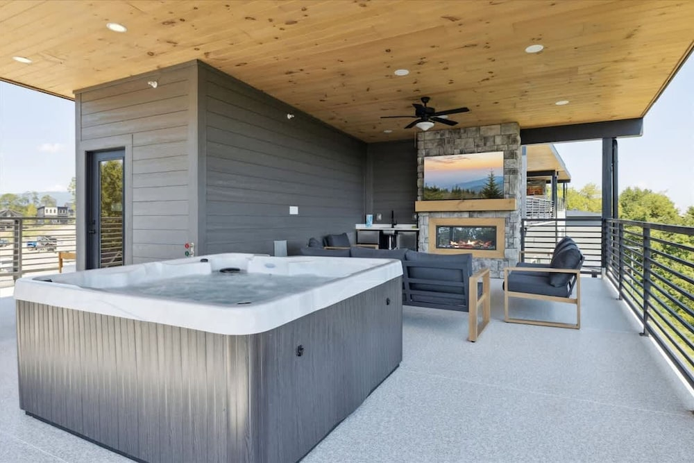 Peak Overlook by Beyond Expectations Mountain Retreat With Hot Tub