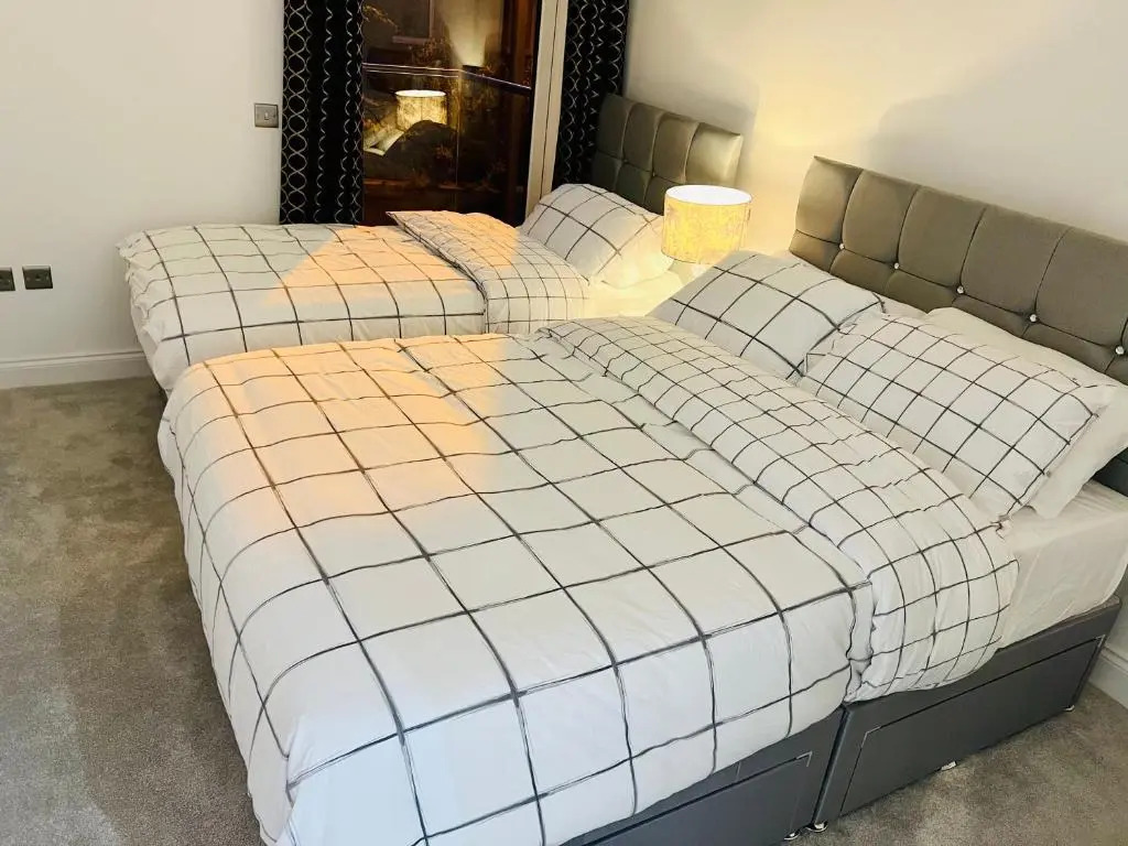 DESIGNER HOUSE - University of Glasgow / Central Glasgow 'Hillhead' West End G12 - Luxurious & Contemporary Detached House / Terrace / Garden / 'electric car charging' Garage Parking