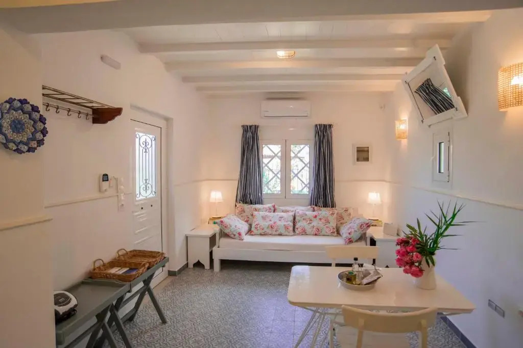 250 metres from the sea an independent tiny house with a yard full of flowers! Spitaki the Little House!