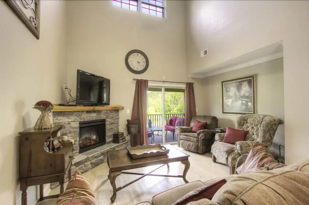 Cherokee Valley Lodge - 6 Br home by RedAwning