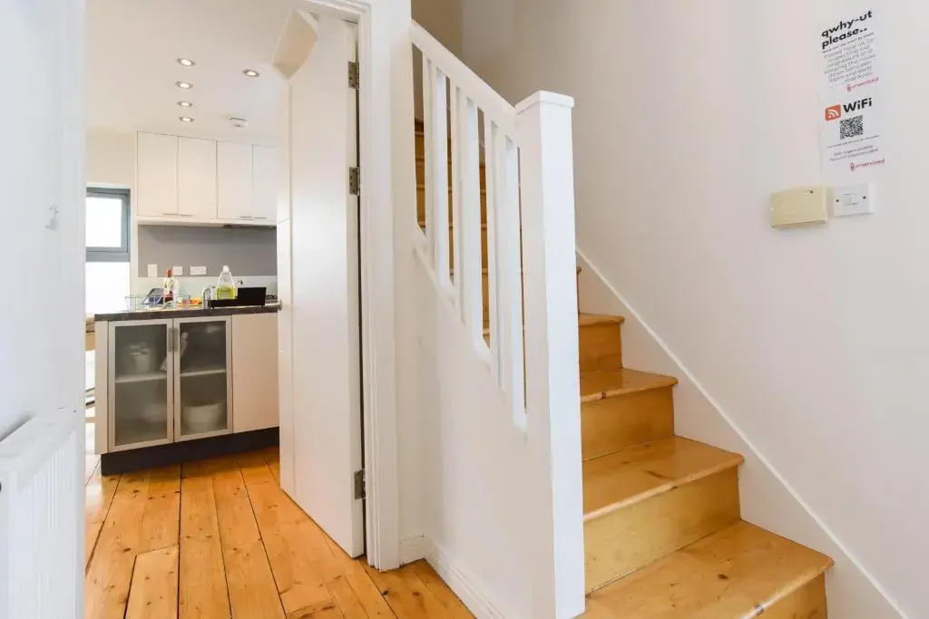 2 Bed Cardiff House with Hot Tub, BBQ, Terrace & Free Parking