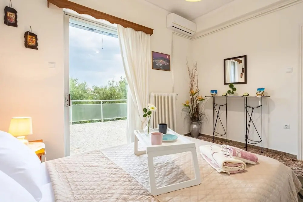 Seaside Family Haven - Avia s Spacious Getaway